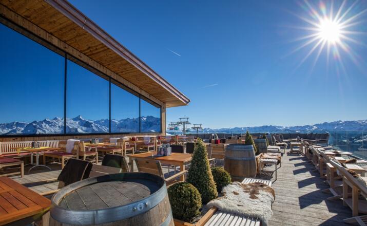 Genieße die Wintersonne auf der großzügigen Terrasse