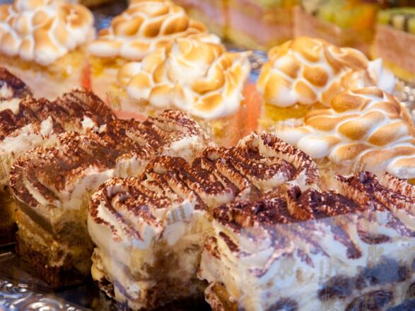 Café Konditorei Jöchtl, Blick in die Tortenvitrine