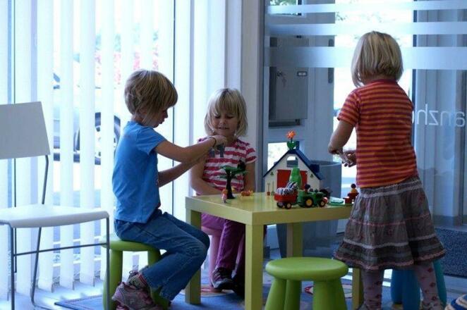 Kinder im Wartezimmer