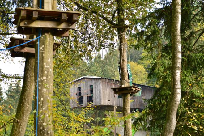 Abenteuerspielplatz im Wald