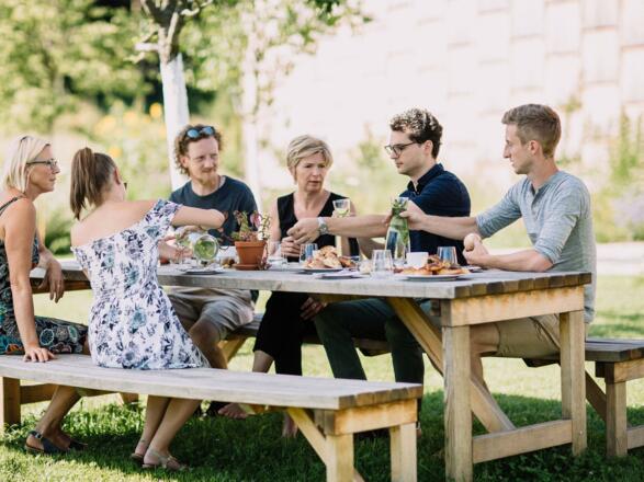 GRÜNE ERDE-WELT Bio - Bistro große Tische