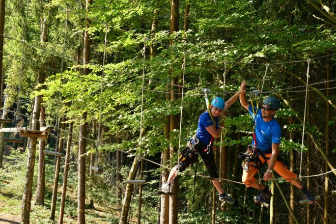 Manuela und Mario bei der Inspektion der Anlage