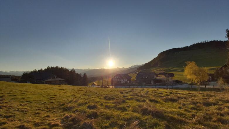 Unser Schweizer Hof mit der traumhaften Bergkulisse