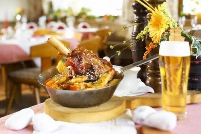 Traditionelle Gustostückerl - die Schweinshaxe! 