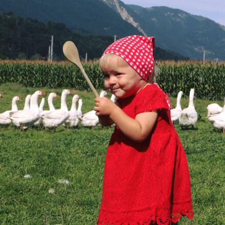 Mädchen mit Kochlöffel