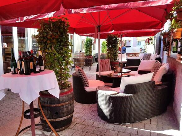 wein-und-fein-lounge-bereich-gastgarten
