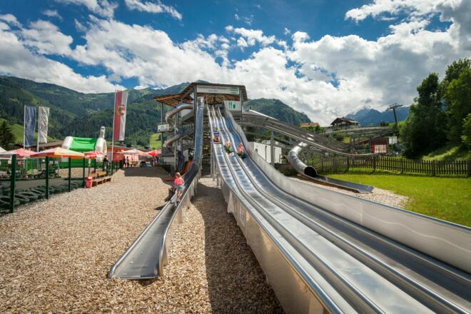 Spaß im Rutschenparadies an der MK Maiskogelbahn Talstation, in Zell am See-Kaprun