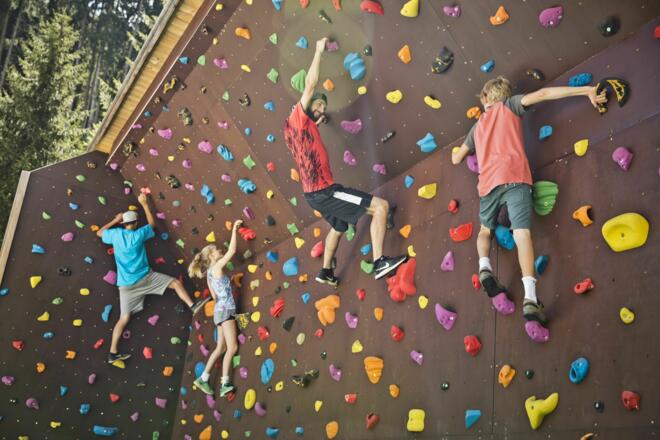 Boulderwand im Jump &amp; Slide Park