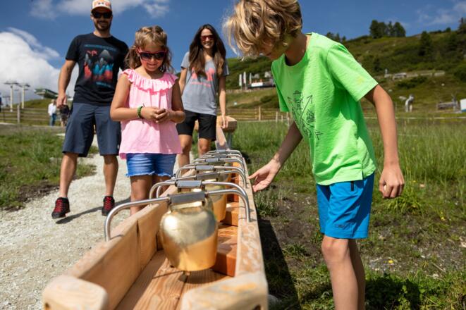 Eine Attraktion für Groß und Klein - Die Holzkugelbahn am Isskogel