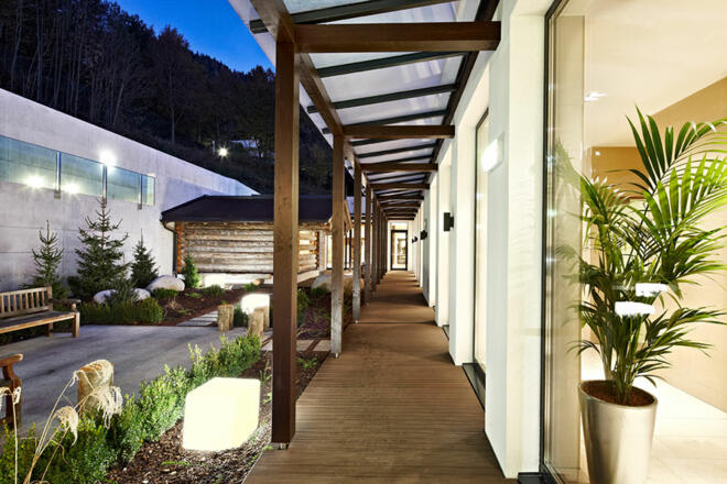 Sauna-Frischlufthof mit Trockenkneippbereich