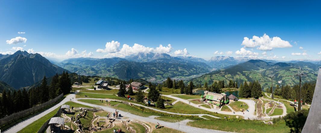 Atemberaubende Panoramalage über St. Johann-Alpendorf mit weitem Fernblick