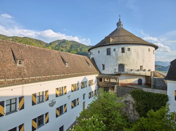 Majestätisch thront die historische Festung Kufstein über der gleichnamigen Stadt am grünen Inn