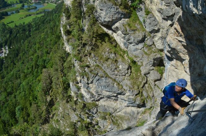 Kletterer in der Felswand