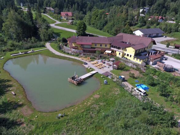 Gemütlicher Gastgarten mit Außengriller
