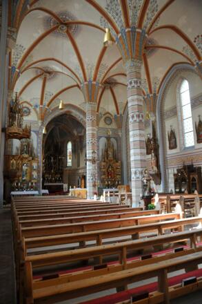 Silbertal, Katholische Pfarrkirche Heilige Josef und Nikolaus mit Friedhof
