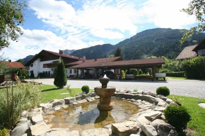 Ansicht mit Kneippbrunnen