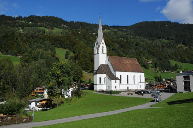 Silbertal, Katholische Pfarrkirche Heilige Josef und Nikolaus mit Friedhof 8