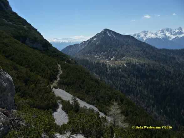 Blick vom Zirler Schützensteig zur Neuen Magdeburger Hütte am Fuße des dahinter liegenden Kirchberger Köpfl