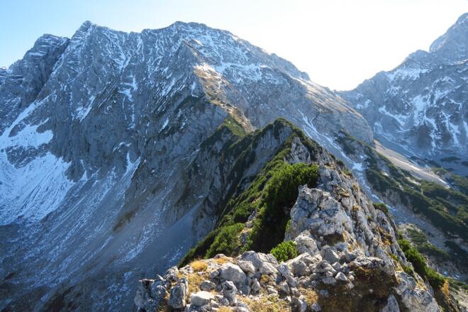 Den gesamten Grat muss man wieder zurück bis zum Wanderweg Sepp-Wallner-Steig