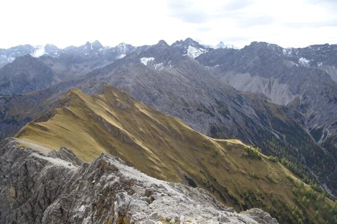 Der Weg geht knapp unterhalb der Zwickspitze
