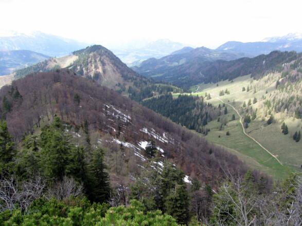 Tiefblick hinaus zur Dörflmoaralm. Unten der Ahornsattel. Links im Bild die breite Nordflanke des Wasserklotz.