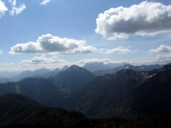 Eine nahezu endloses Panorama erwartet den Wanderer am Gipfel.