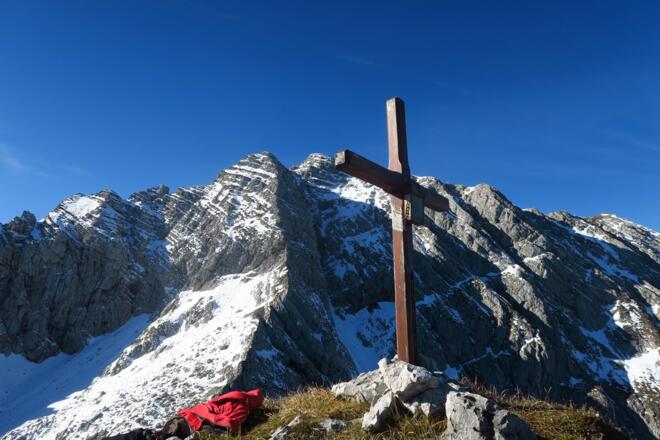 Gipfelkreuz Mitterberg mit Scheiblingstein im Winterkleid