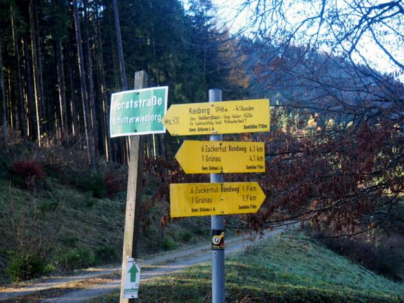 Weg- Abzweigtafel 740m