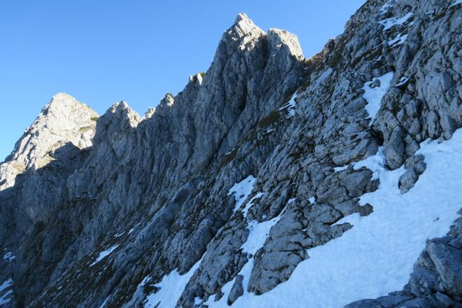 Von unten betrachtet sieht man erst so wirklich die Steilheit. Links der Mitterberggipfel und vom Übergang Sonne in den Schatten die Scharte, bei der ich meinen ersten Verusch startete. Dort geht&#039;s zum Schluss fast senkrecht runter