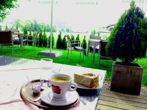 Kaffee &amp; Kuchen im Garten