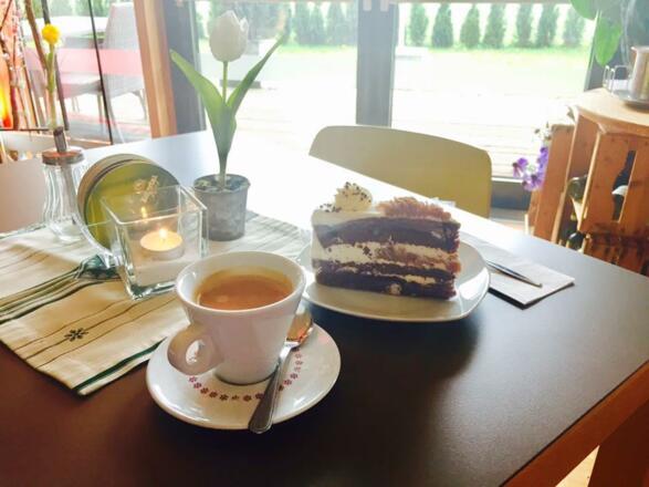 Kaffee &amp; hausgemachter Kuchen