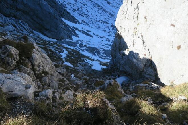 Den Grat nach Süden bis zur niedrigsten Stelle und hier war es möglich ins Laglkar zu gelangen. Sieht hier am Foto nicht so steil aus