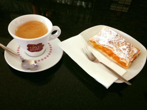Kaffee &amp; hausgemachter Strudel