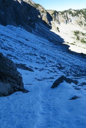 Im schattigen Laglkar schöpfte ich des öfteren Schnee in die Schuhe. Jetzt wollte ich rüberqueren zum Sepp-Wallner-Steig, der auf den Scheiblingstein führte
