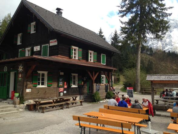 Almtalerhaus mit Gastgarten