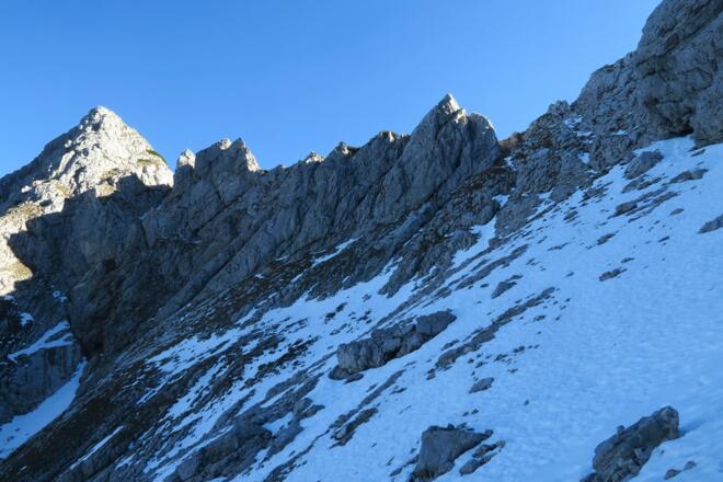 Hier nochmal der Mitterberggipfel, die Scharte der südliche Grat und rechts daneben mein Abstiegsweg
