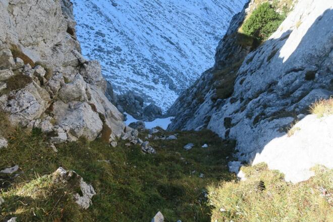 Wieder runter zur Scharte. Hier versuchte ins Laglkar abzusteigen. Nach wenigen Metern erkannte ich, dass es unten immer steiler wurde, also wieder umdrehen und rauf