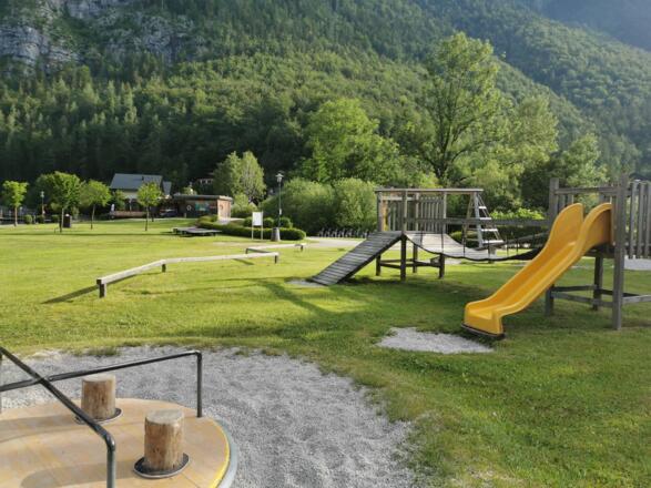 Spielgeräte am Spielplatz