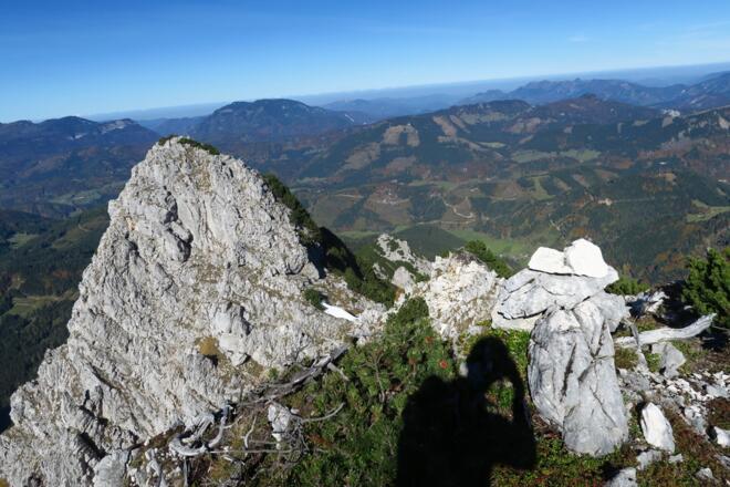 Vom Gipfel sieht man auf einen etwas niedrigeren Nebengipfel