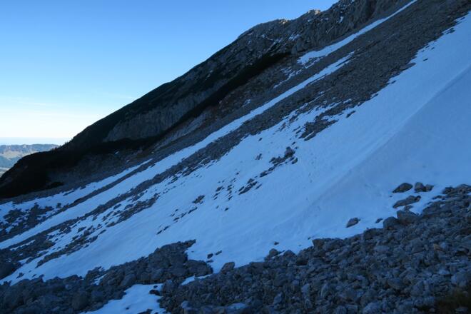 Auch ein paar steilere Schneefelder hatte ich zu queren, hier im Rückblick