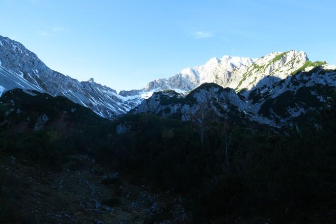 Jetzt kam ich in den gerölligen Bereich. Gemsen traten ober mir Steine los, so sputete ich mich um von hier weg zu kommen. Der grüne Gipfel, der in der Sonne liegt, ist bereits der Mitterberg, mein erstes Ziel