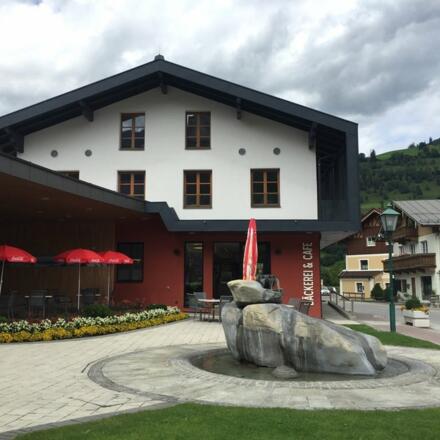 s&#039;Dorfcafe mit gemütlicher Terrasse im Ortskern von Niedernsill
