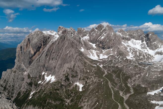 Blick vom Gipfel der Großen Gamswiesenspitze in den Laserzkessel mit Karlsbader Hütte