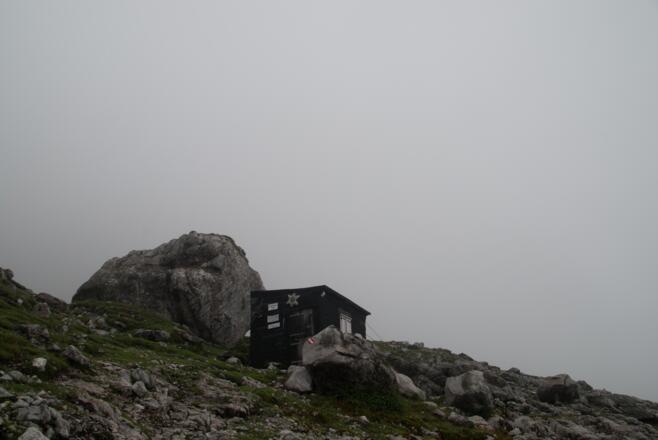 Biwakschachtel auf dem Weg hinab in Richtung Kirchenthal