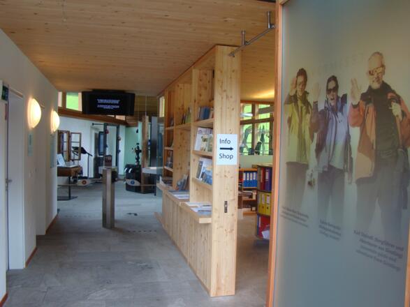 Eingang zu Shop &amp; Ausstellung