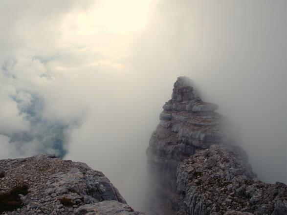 Ramesch Hauptgipfel 2119m noch im Nebel, vom Westgipfel gesehen.
