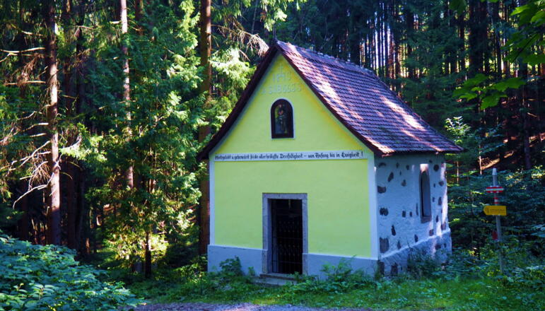 Kapelle im Wald ~660m