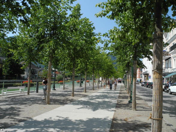 Auf der neu gestalteten Esplanade wird das Zentrum von Bad Ischl verlassen.