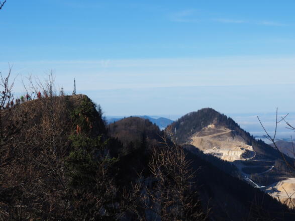Ostgipfel 1280m mit Westgipfel und Steinbruch
