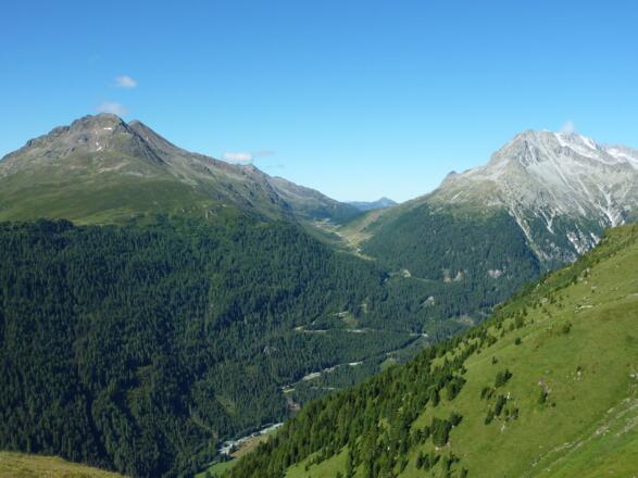 Links das Deferegger Pfannhorn, rechts das Almer Horn, in der Mitte der Obersee